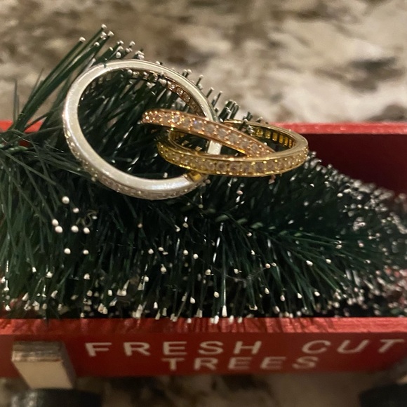 Elegant Tri-Color Interlocking Ring Set - Picture 3 of 5